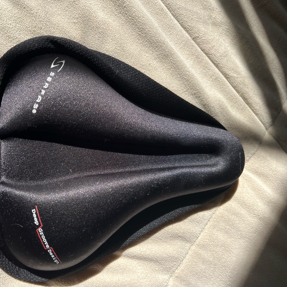 Serfas Saddle Pad with gel padding & easy drawstring application, like new